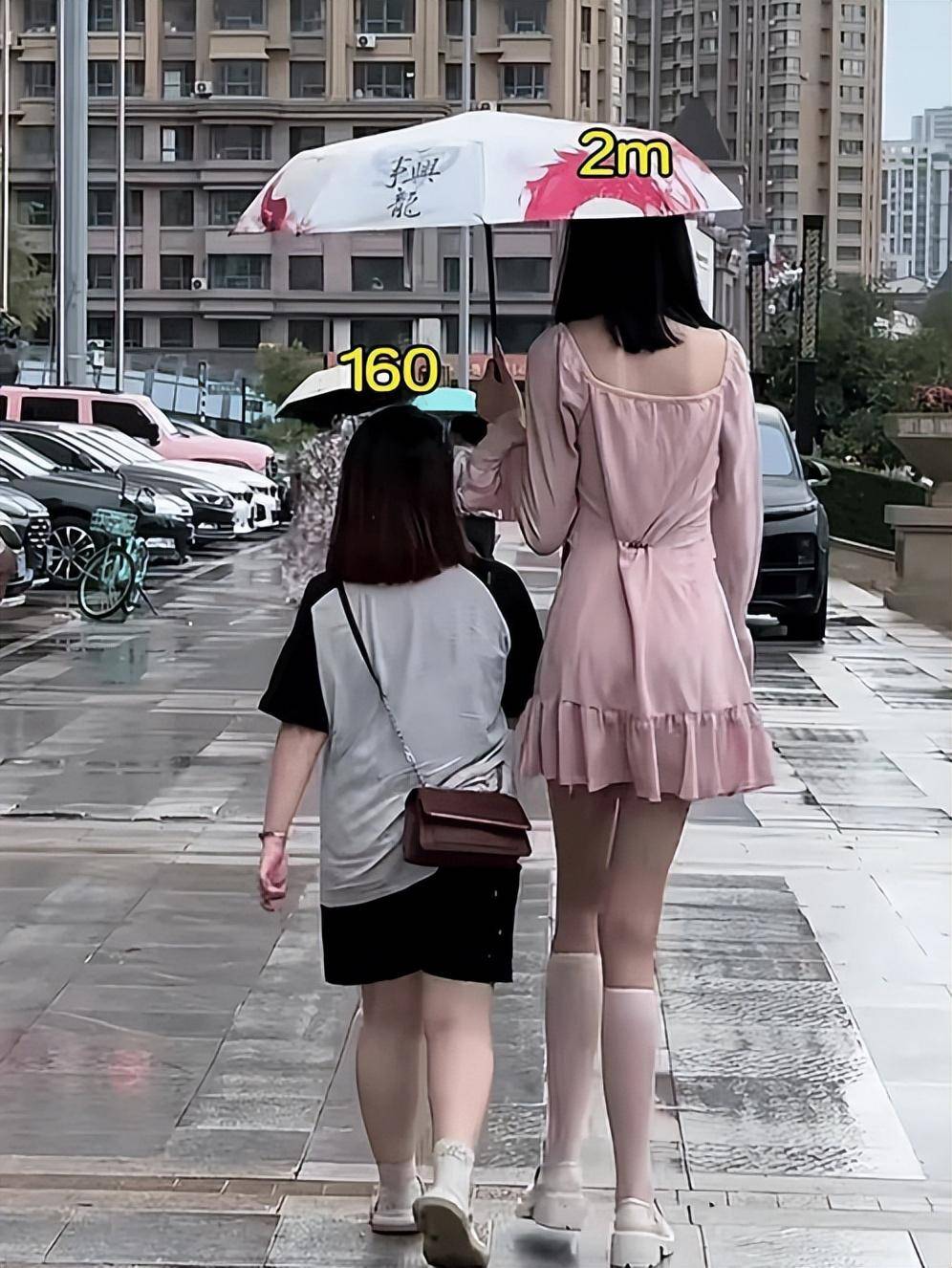 2米美女巨人图片