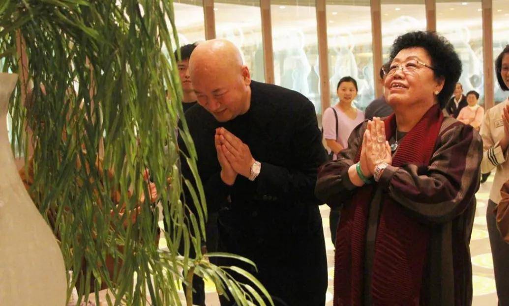 女首富陈丽华年轻照片曝光,网友:果然是女神,难怪唐僧会鞍前马后