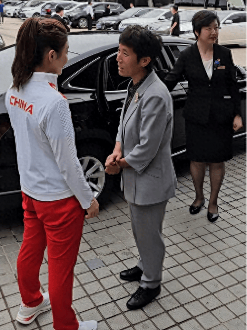 从世界冠军到体育局长,55岁乔云萍朴素现身,和爱徒陈梦暖心互动