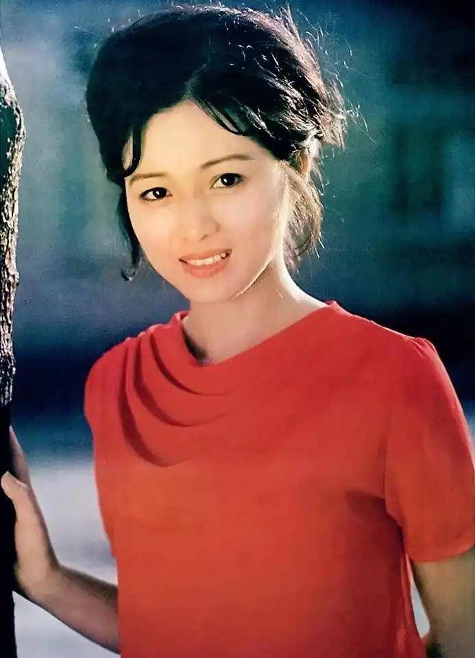 看到张蕾的现代装照片,才知秦可卿的妆造,严重限制了她的美貌