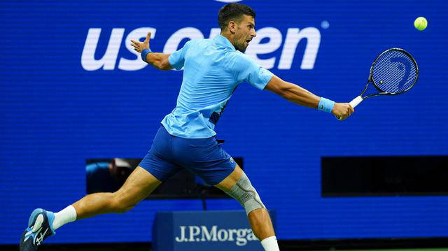 德约科维奇直落三盘击败阿尔伯特，美网首轮完美开局，追平费德勒纪录-直落三盘赢得“双德决” 德约科维奇三度问鼎美网冠军