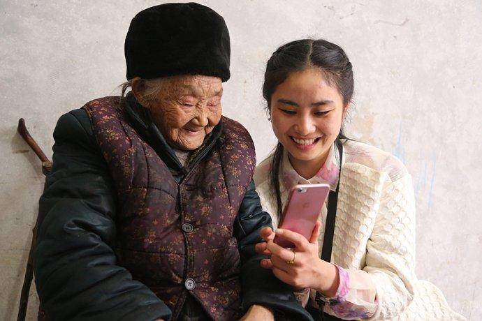 原创            90后女生出游20天 全村手机要瘫痪了-95后女子庆生挥霍12万