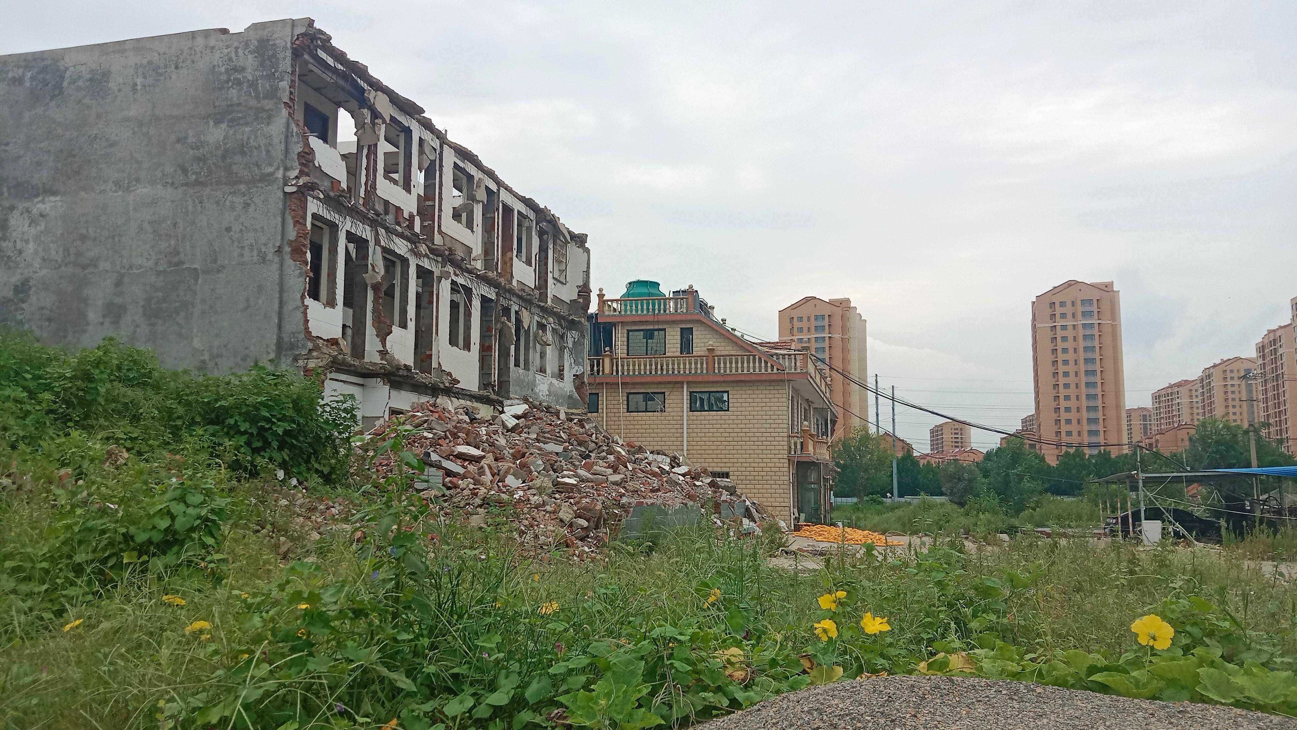 即墨区温泉街道:温泉之畔 垃圾"为伴"