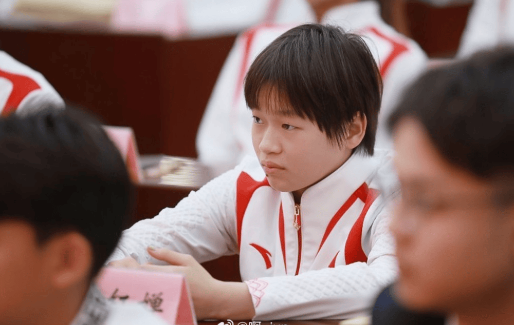 奥运金牌得主全红婵:从珠海到北京的疲惫旅程,网友心疼直呼萌翻了