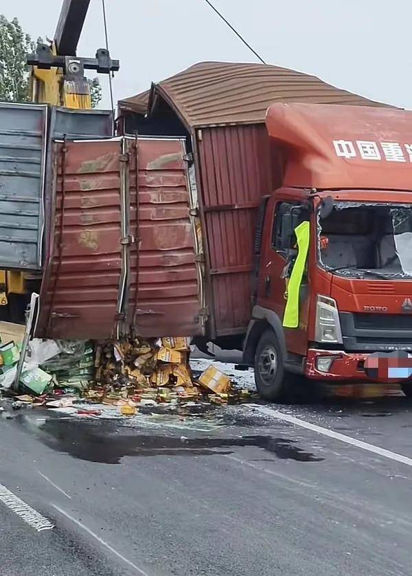 上海一高速突发!货车侧翻,大量啤酒翻落,后方拥堵超4公里