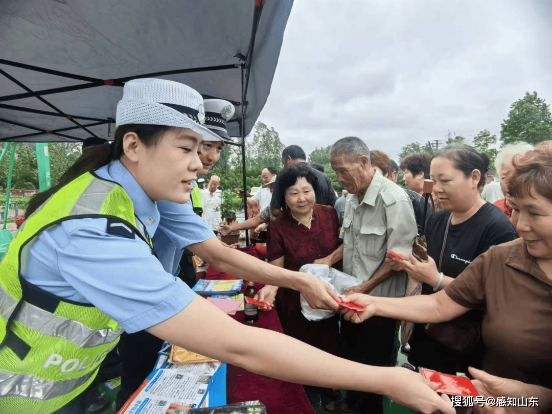 临沂公安交警开展"珍爱生命 拒绝酒驾"交通安全主题宣传活动