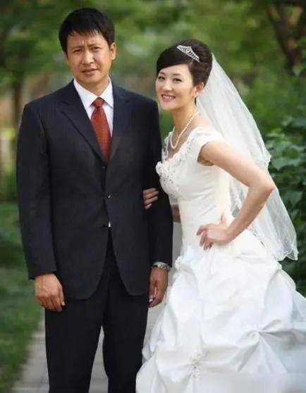 他是著名演员,因为太穷惨遭前妻抛弃,40岁二婚带子娶