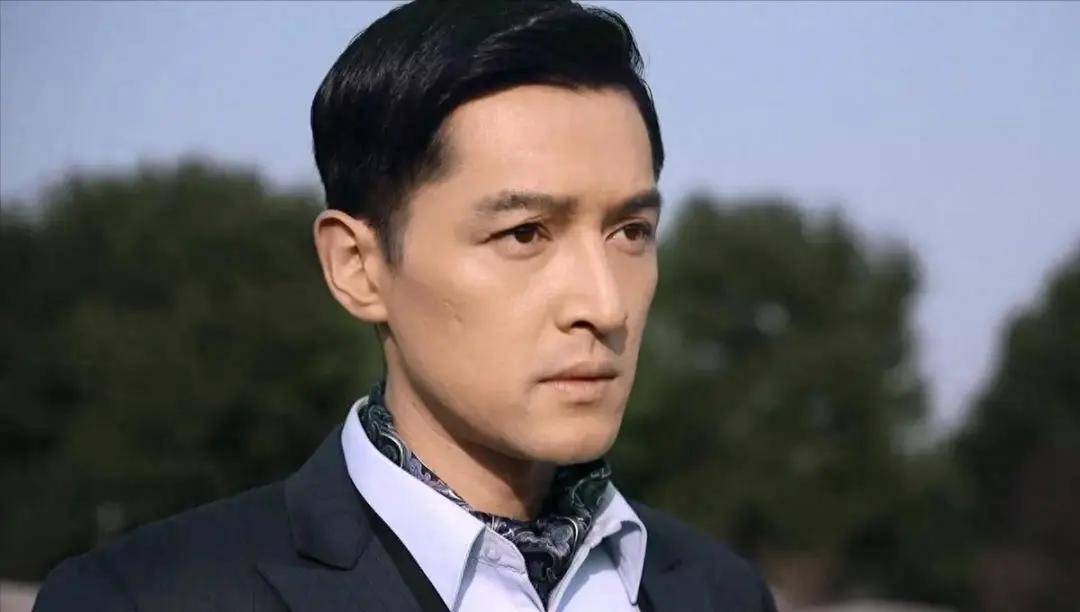 胡歌云南做公益被偶遇,他真的老了,额前一撮白发让人心疼!