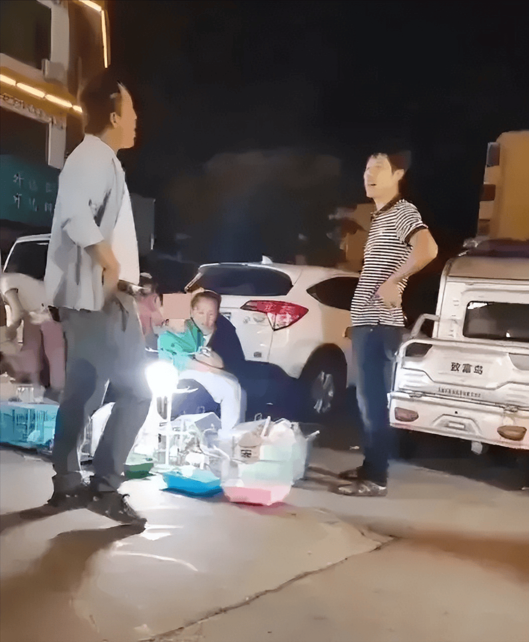 山东高密夜市砍人惨剧,情感纠纷引发命案,妻儿崩溃后续待查!