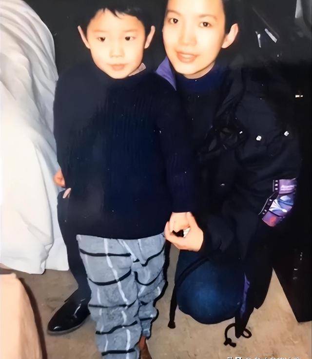 张丰毅36岁儿子张博宇罕露面,长发不扎胡子拉碴,大腹便便认不出
