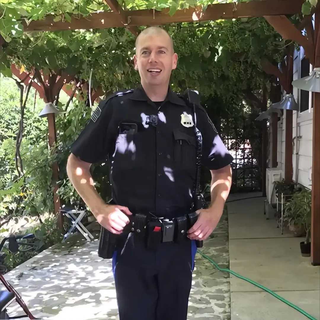 广西80后女孩在美国当护士,嫁美国光头警察,生俩混血,太幸福了