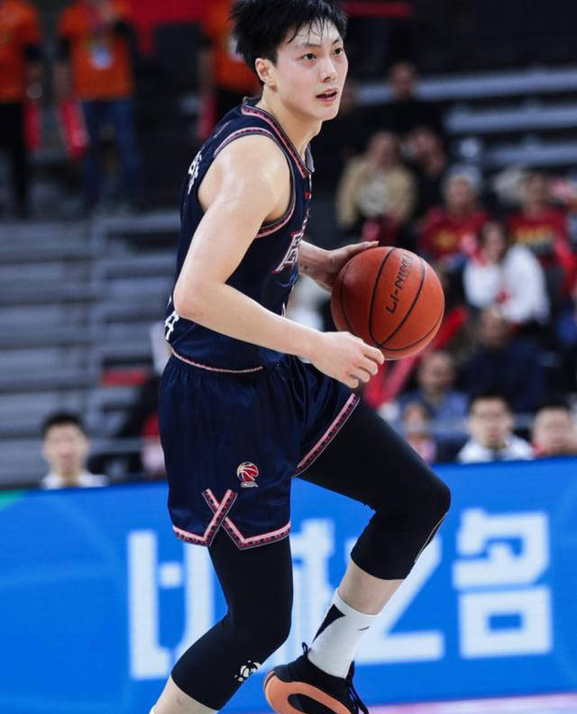 广东宏远续约胡明轩四年成队长,徐杰仍为b类合同,赵锦洋离队