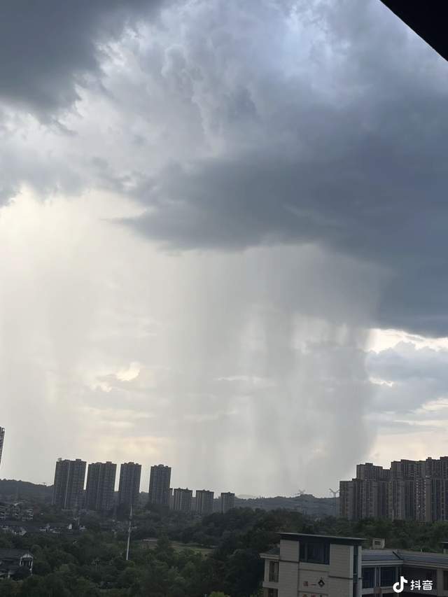 笑喷!重庆人工降雨:局部倒水,摇裤儿吹上天,我笑死在评论区