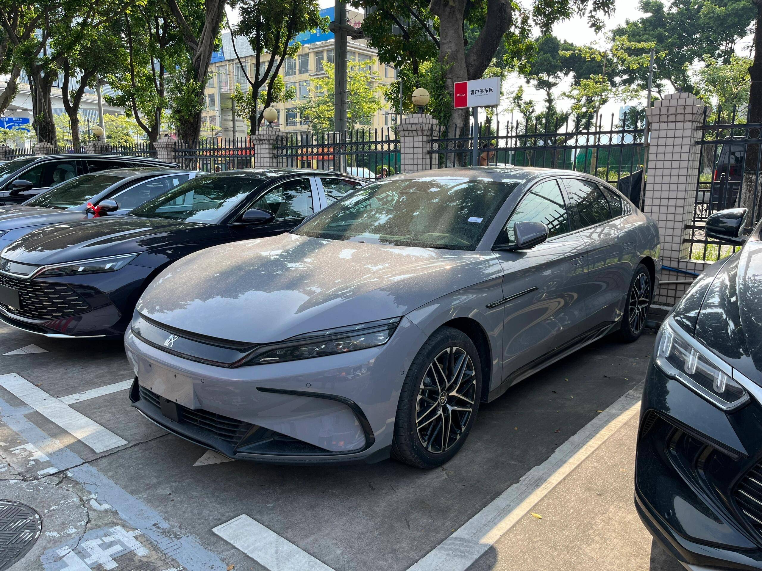 25款比亚迪唐dm-i实车现身,全车黑化 未央灰配色,换五连杆悬架