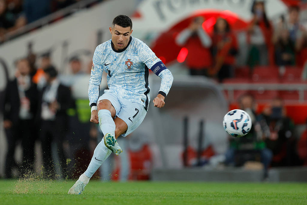 到后来的曼联,皇马和尤文图斯,再到现在的葡萄牙国家队,c罗的足迹遍布