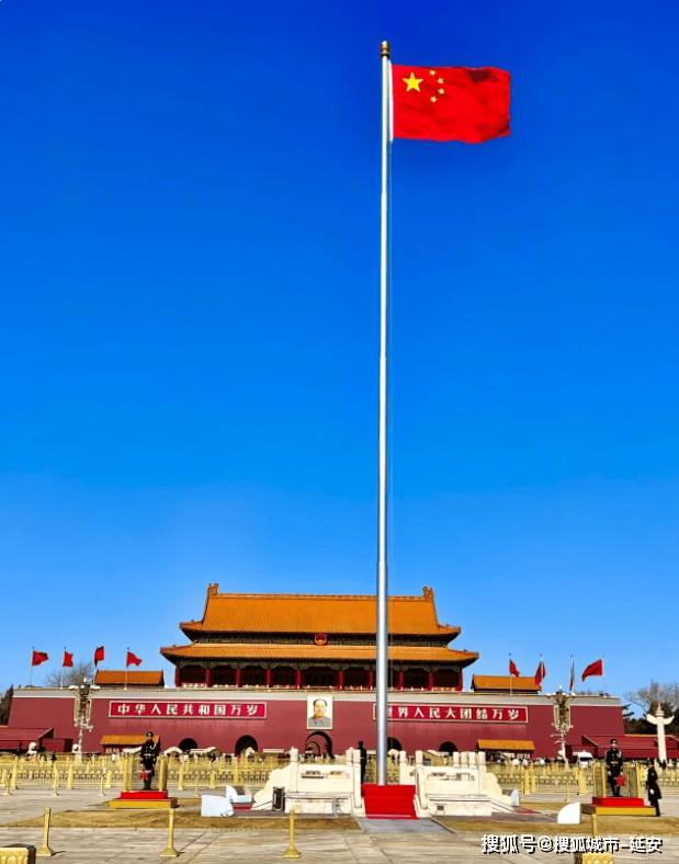 晚上:观看降旗仪式,感受天安门广场的庄严气氛.