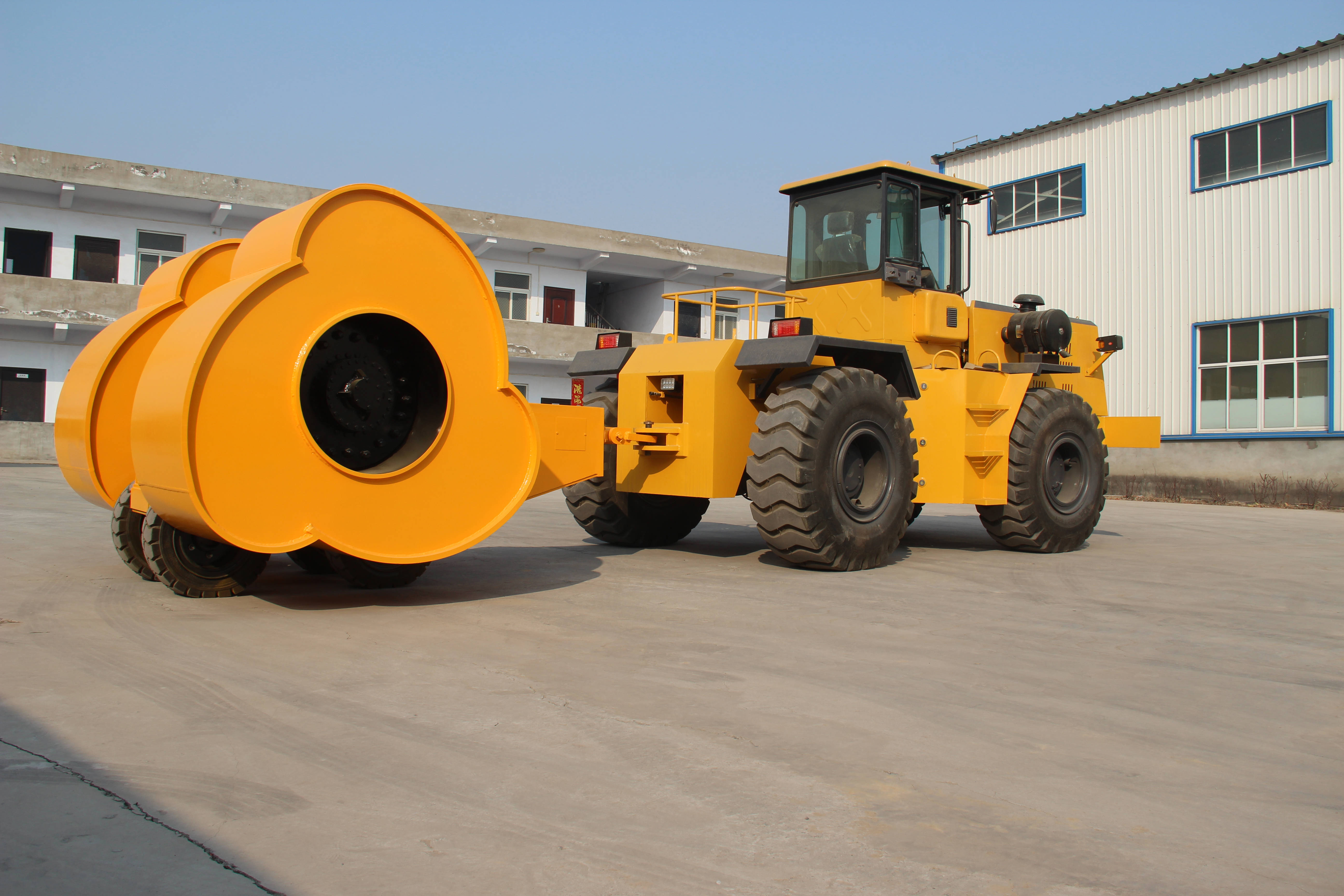 半径逐渐增大,从而使转动惯性随之增大,其动能比一般碾压过程大的多