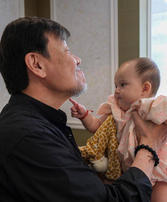 68岁寇世勋近况,晚年常在原配一家身边,二房3名子女在国外留学