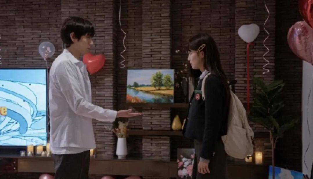 因为受伤没有被领养的女孩暗恋喜欢女主的富家独生子,好熟悉的赛道