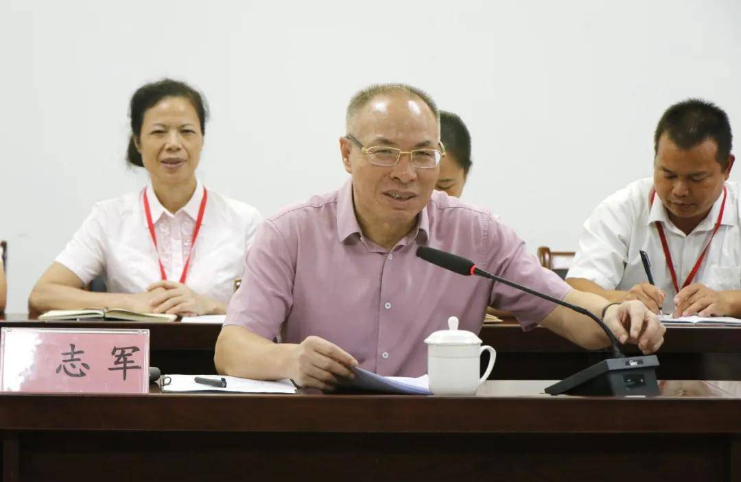 韦志军校长汇报工作广西科技商贸高级技工学校教师代表郑玲表示