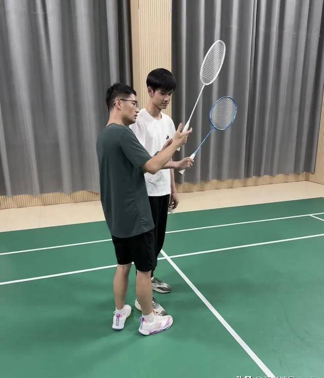 笑喷盛李豪爸爸晒教儿子打羽毛球视频看网友评论笑死了