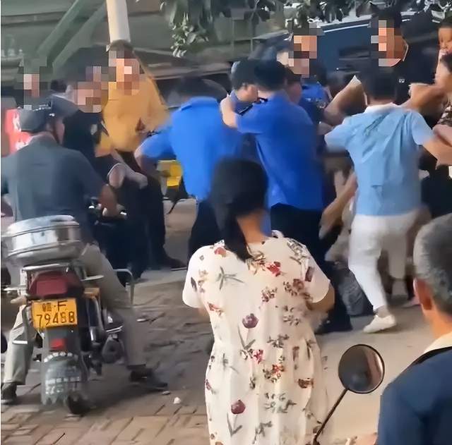 江西多名执法人员殴打一名男子?抚州镇政府:派出所和纪委已介入