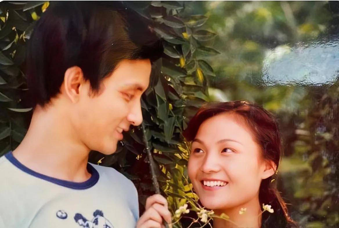 在跟小他两岁的张艳茹同学朝夕相处过程中,两人建立了深厚的感情基础
