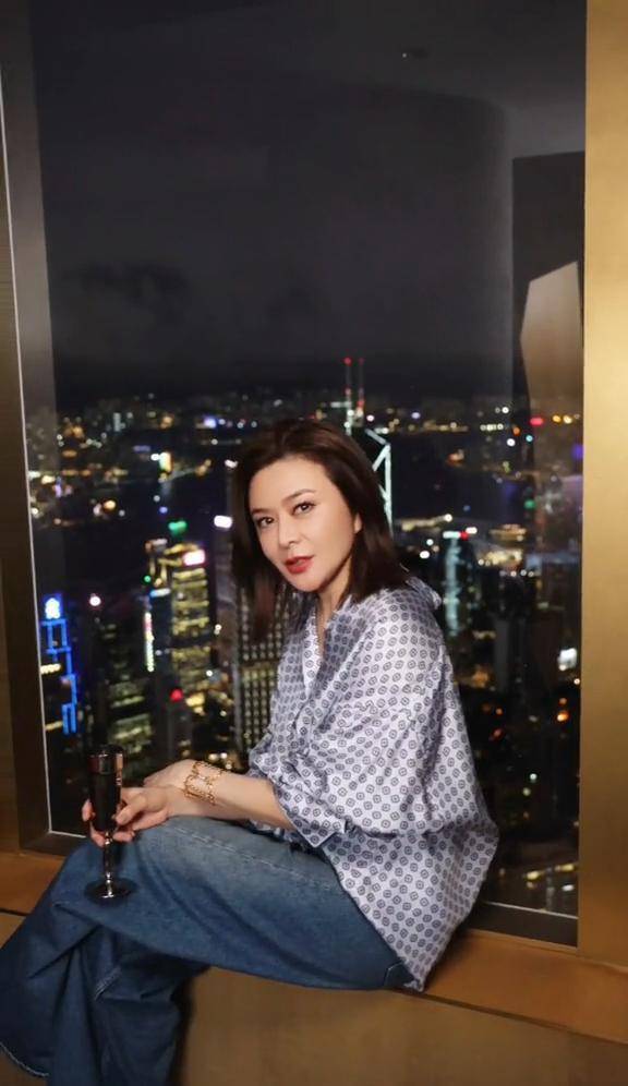 62岁关之琳短发衬衫优雅迷人,晒亿万豪宅内景,满满生活品质