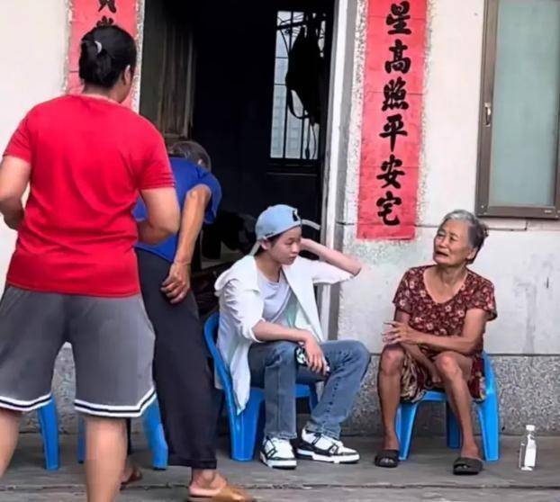 全红婵回乡过中秋，村民抱怨封村太早，商机失了？网友炸锅！-全红婵返乡