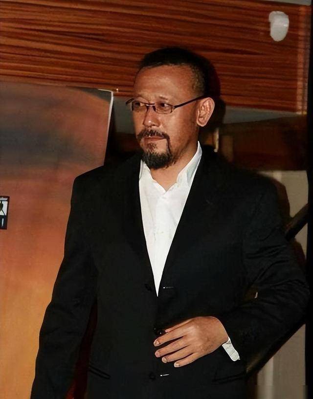 姜文在里面饰演的余占鳌,那叫一个霸气侧漏!