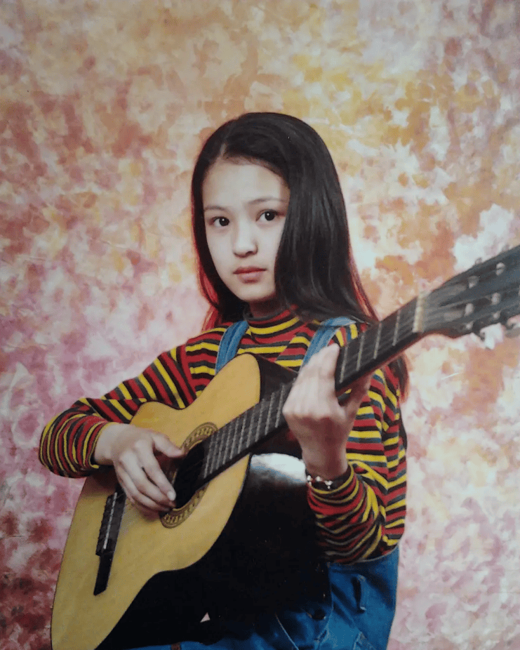 她父亲是编剧,母亲是演员,5岁和周润发合作,如今36岁不温不火_肖茵