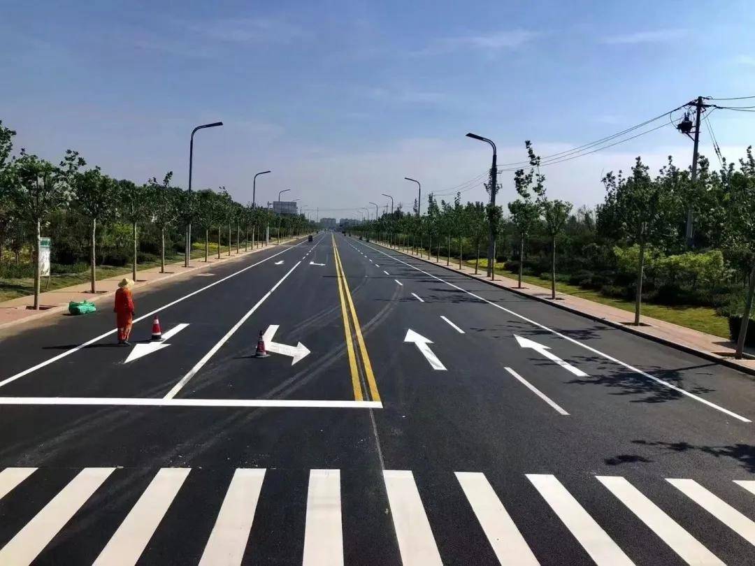 道路隔离栅厂家：守护城市交通的隐形战士