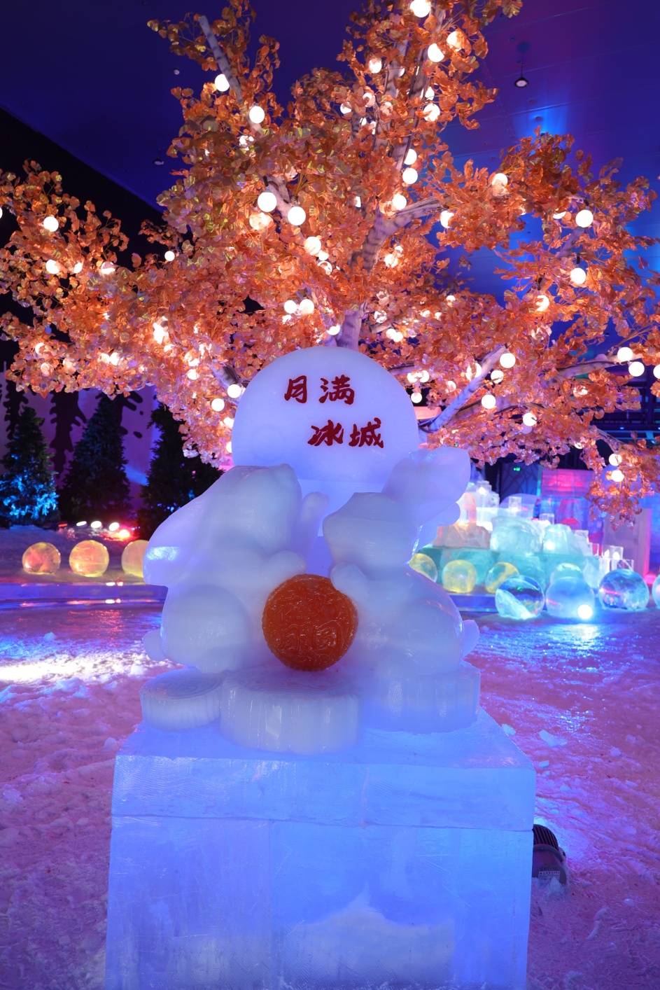 "玉兔望月"冰雕亮相梦幻冰雪馆 哈尔滨 冰雪大世界用中秋主题冰雕贺
