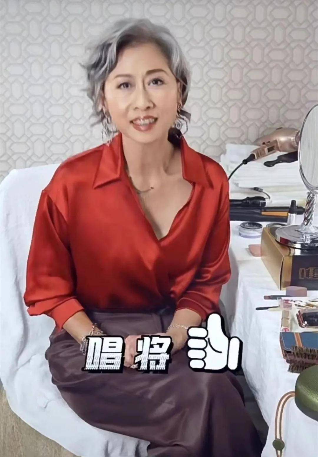 叶倩文林子祥现身活动,一个满头白发身材却丰满有料,一个白发苍苍老头