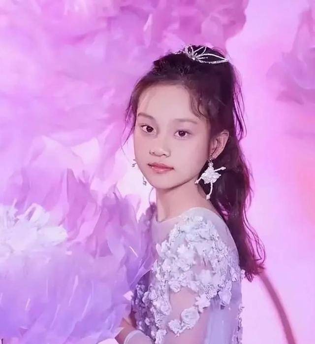 11岁甜馨近照曝光,染红发化妆浓打扮嘻哈,疑受母亲影响装扮早熟