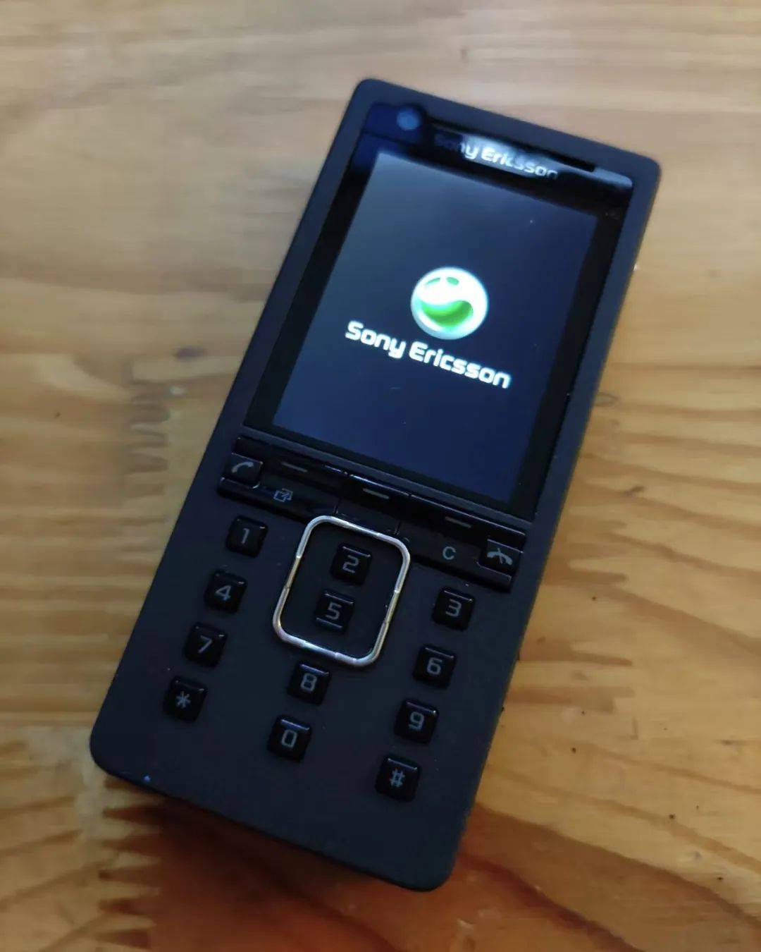 稀有的索尼爱立信工程机,背面神似相机,二手敢卖2000块_索爱_手机