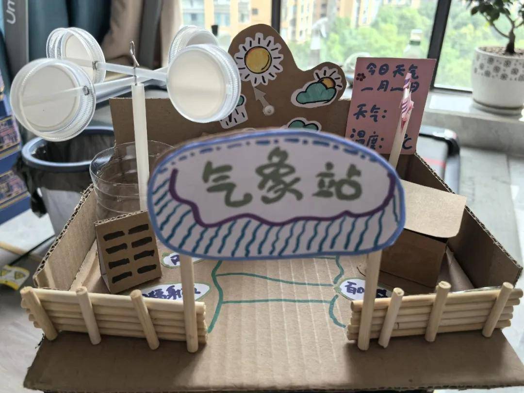 不少孩子利用暑假时间,探寻非遗传承,雕刻精雕细琢,手工独具温度,变脸
