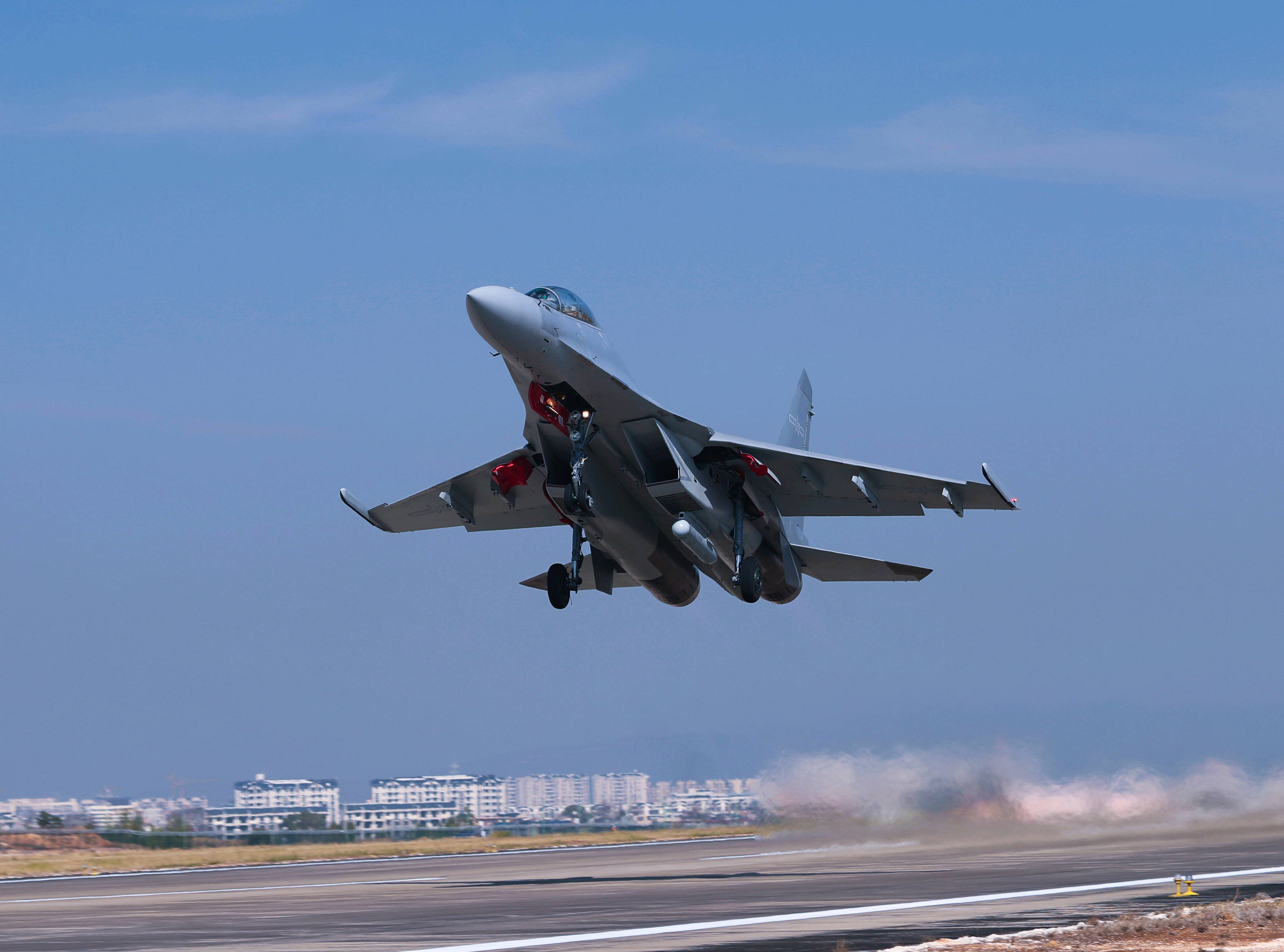 大当量"钻地弹"亮相,歼-16,飞豹均可挂载