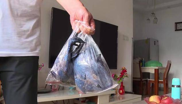 重庆老人花88元网购4只乌鸡，洗出一盆黑水！-买个乌鸡多少钱一斤