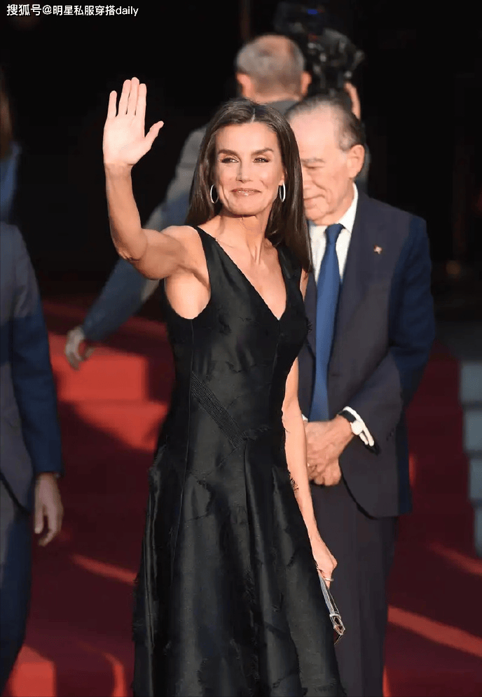 "只选对的,不选贵的"!51岁西班牙王后穿平价小黑裙,却更高级