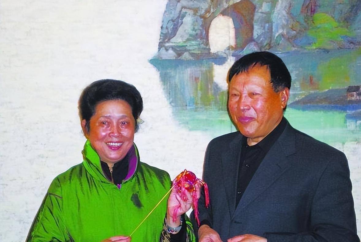 刘世龙:丧子又丧妻,73岁三婚娶影迷,去世后为何会与前妻合葬?