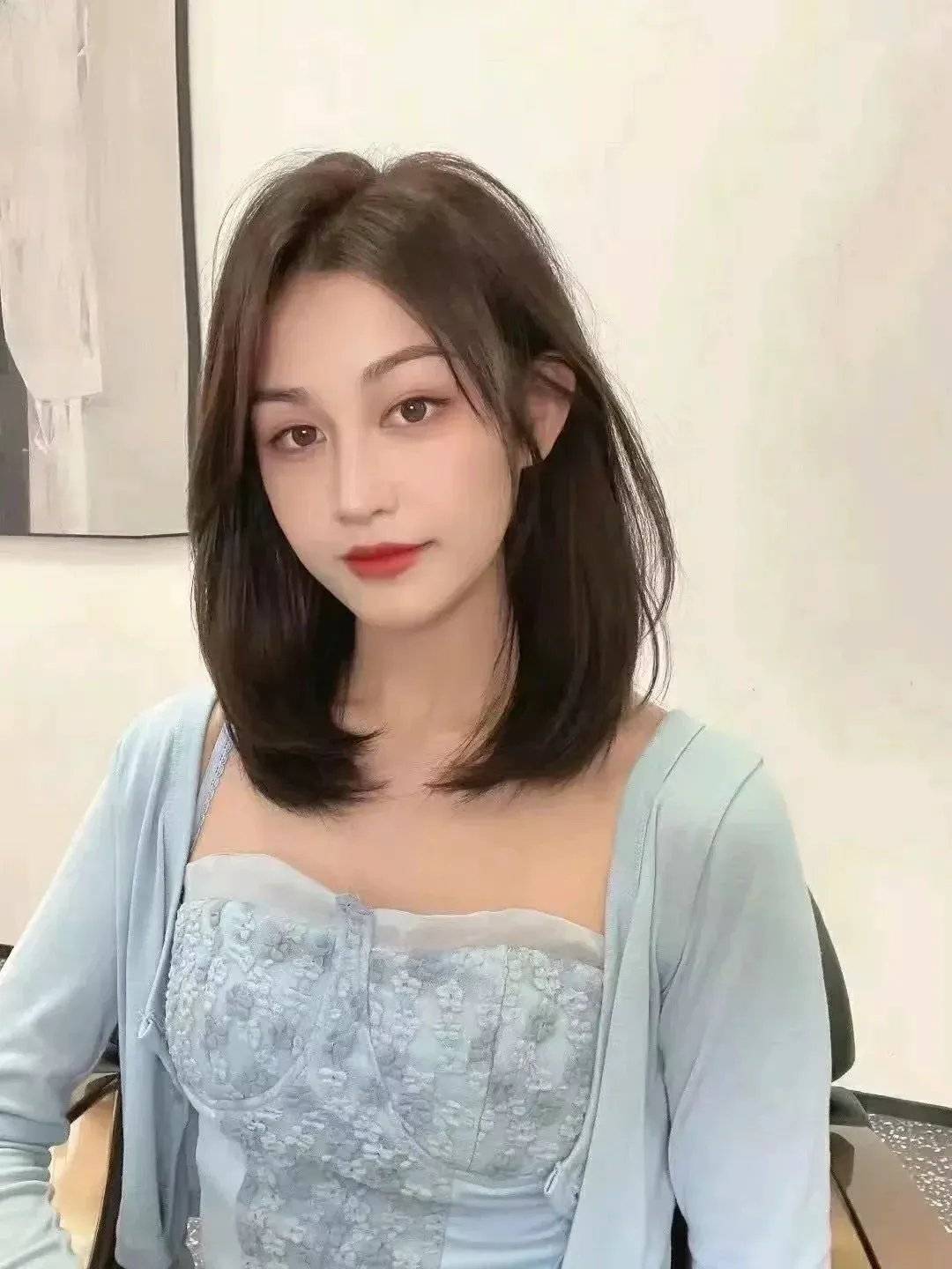 如果你是圆脸可以选择带有层次感的锁骨发通过修剪出不同长度的发丝