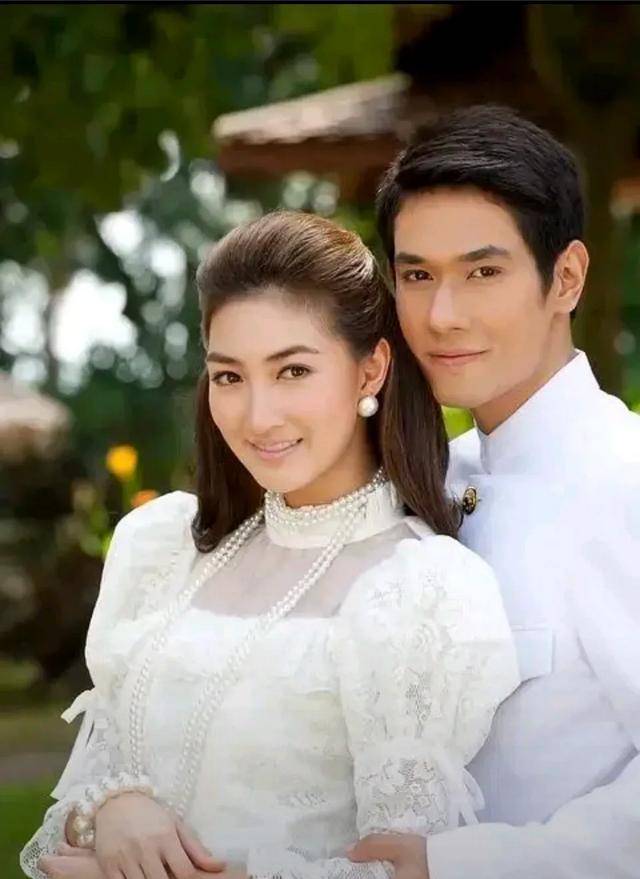 他因饰演泰剧《虎纹月亮》男二一角,出色的演技获得了泰国电视金奖的