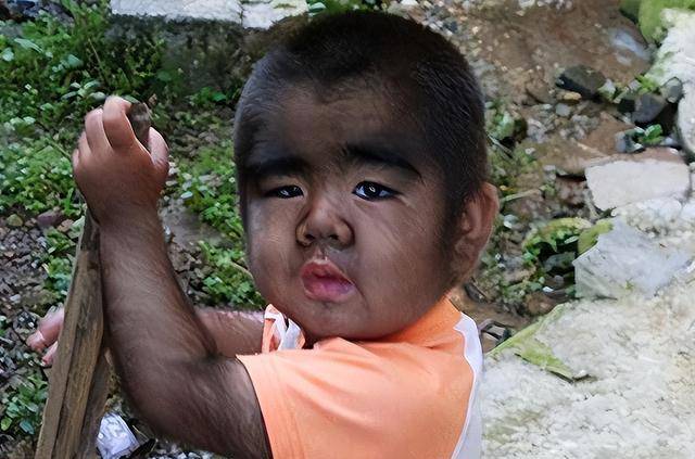 毛孩"于震寰:42岁娶90后娇妻,儿子出生那刻,他跪在医院大哭