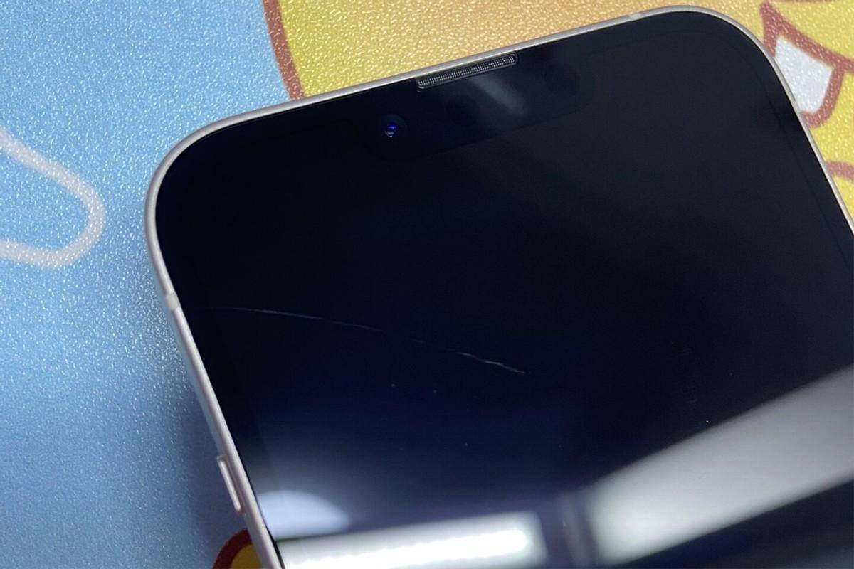 其实大部分高端手机所使用的无非就是康宁的玻璃,确实硬度很高但也