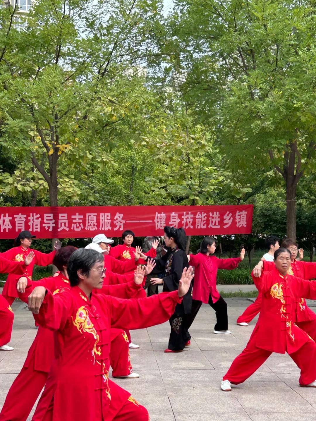 海太协会副教练国家级指导员王艳萍进东升镇前屯社区辅导太极拳