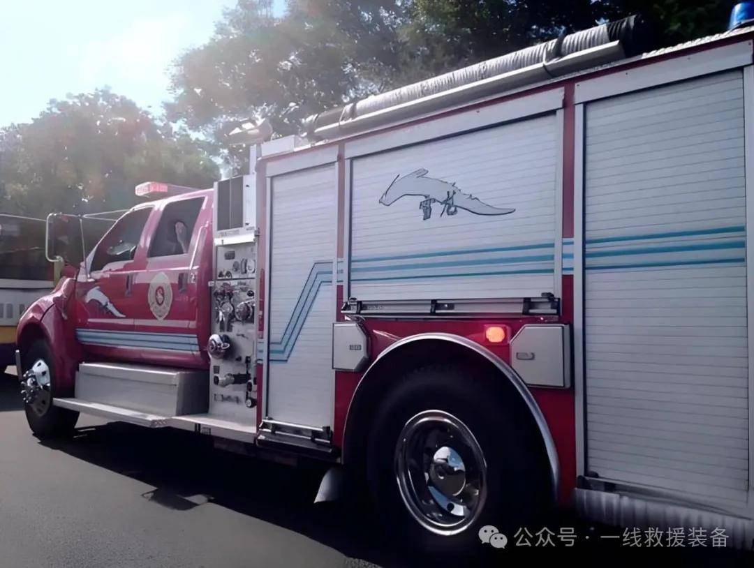 巨无霸福特f650猛禽消防车,坐在2楼开车是一种什么体验?