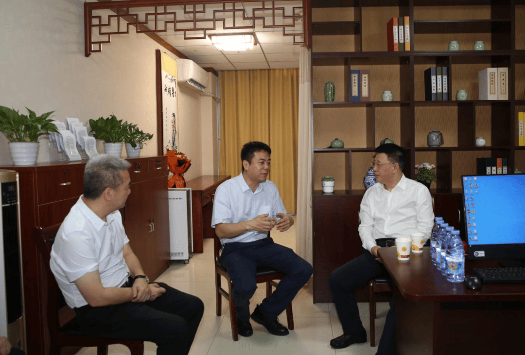 重庆市人力社保局领导走访慰问功勋荣誉表彰奖励获得者_谢礼_谢辛