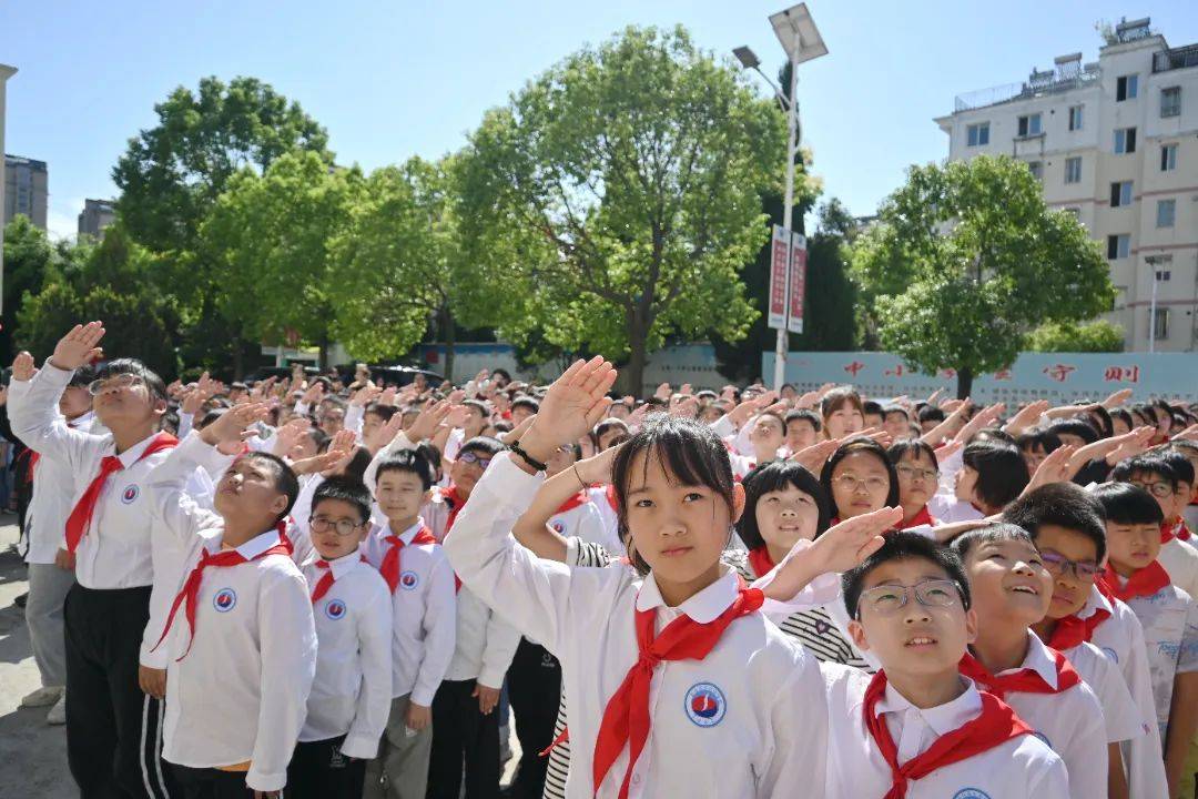 盐城市东台苏东双语学校组织学生在国旗下庄严宣誓系列活动