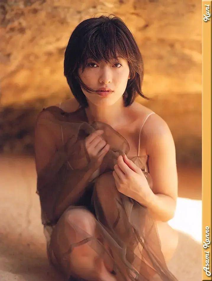 她被称为"亚洲第一美胸",因金莲成名,却因拍"三级片"惹争议